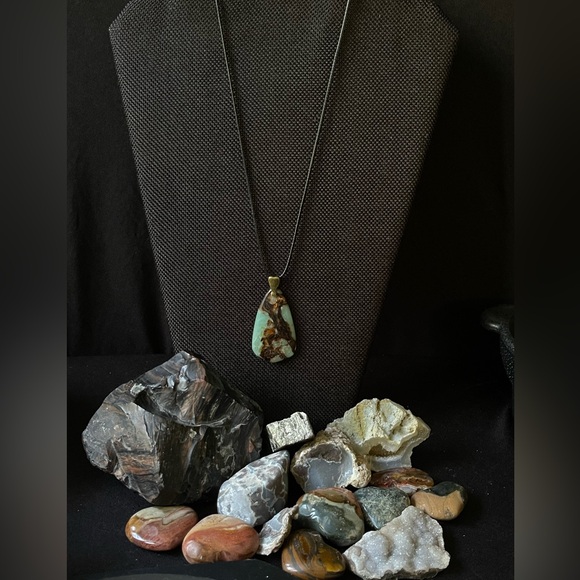 Gorgeous Green Chalcedony Pendant Natural Stone 1 1/4” x 2” Unique Shape - Picture 8 of 11